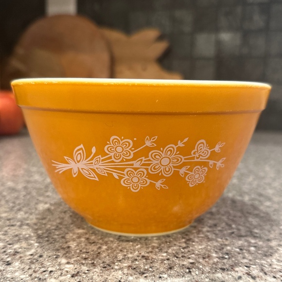 PYREX 401 Butterfly orange w/white flowers nesting round bowl USA, 750ML - Picture 2 of 7